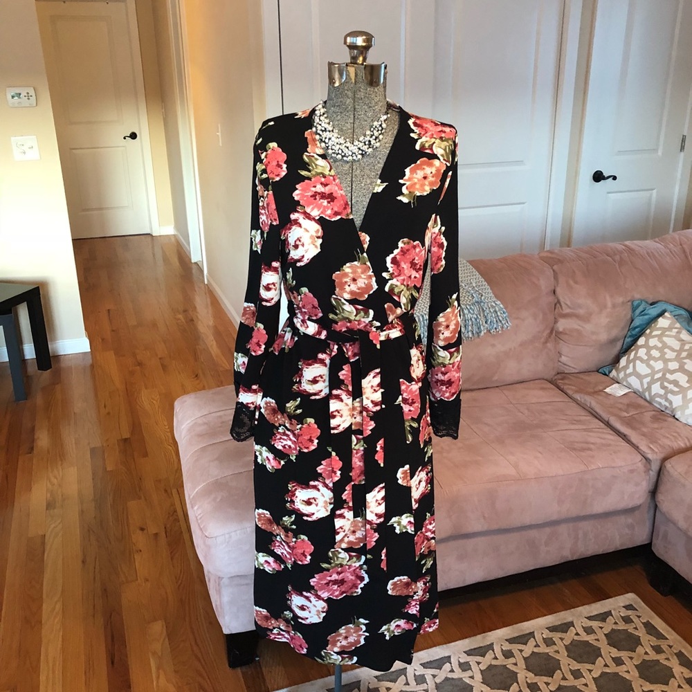 LAST ONE: MEDIUM BLACK FLORAL LONG BOHEMIAN KIMONO - Picture 2 of 8